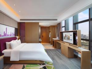 Televiisor ja/või meelelahutuskeskus majutusasutuses Hampton by Hilton Shenzhen Longhua Qinghu