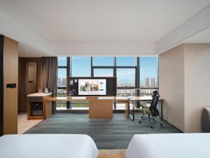 Televiisor ja/või meelelahutuskeskus majutusasutuses Hampton by Hilton Shenzhen Longhua Qinghu