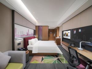 Televiisor ja/või meelelahutuskeskus majutusasutuses Hampton by Hilton Shenzhen Longhua Qinghu