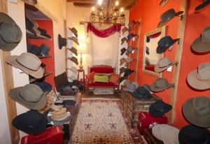 Una habitación con un montón de sombreros en la pared en Casa Grande - Adults Only en Real de Catorce
