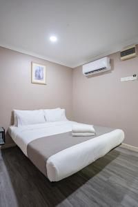 Postel nebo postele na pokoji v ubytování HOTEL 28 RAPID