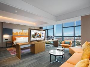 Televiisor ja/või meelelahutuskeskus majutusasutuses Hampton by Hilton Shenzhen Longhua Qinghu
