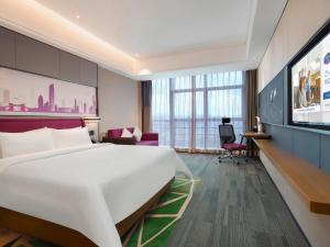 Televiisor ja/või meelelahutuskeskus majutusasutuses Hampton by Hilton Shenzhen Longhua Qinghu