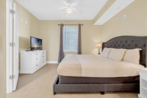 a bedroom with a large bed and a television at K and J Orlando in Orlando +14 photos