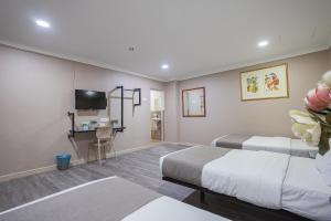 TV a/nebo společenská místnost v ubytování HOTEL 28 RAPID