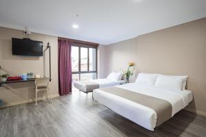 TV a/nebo společenská místnost v ubytování HOTEL 28 RAPID