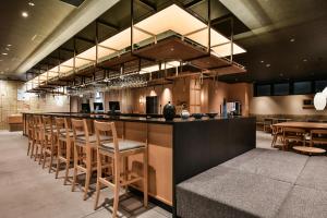 Ein Restaurant oder anderes Speiselokal in der Unterkunft REF Matsuyama City Station by VESSEL HOTELS 