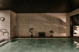 Der Swimmingpool an oder in der Nähe von REF Matsuyama City Station by VESSEL HOTELS
