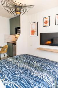 Кровать или кровати в номере Villeurbanne Centre Appartement Meublé