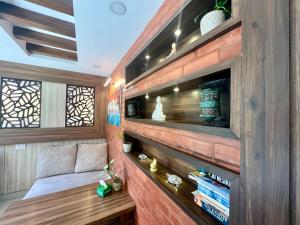 Postel nebo postele na pokoji v ubytování Satkar Boutique Home
