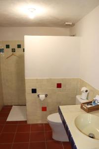 Mesón de la Abundacia في ريال دي كاتورس: حمام مع مرحاض ومغسلة