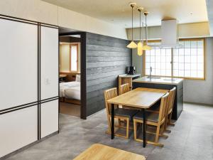 una cucina e una sala da pranzo con tavolo e letto di MIMARU SUITES Tokyo Asakusa a Tokyo