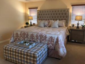 Un dormitorio con una cama grande y una bandeja. en Bella's sweet house 5608 en Eastvale