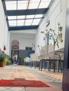 een patio met stoelen en een tafel in een gebouw bij Andino BnB in Salta