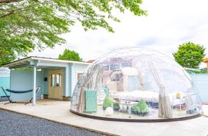 香取にあるTACO GLAMPの家の前に遊び場のある居ぐな家