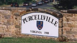 Un muro di pietra con un cartello che dice Purcellville Viceroy di Purcellville Home a Purcellville