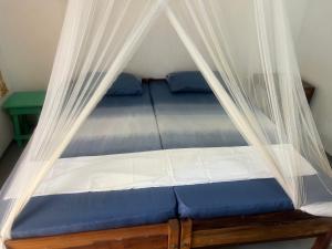 Postel nebo postele na pokoji v ubytování Moxy Bay Arugambay