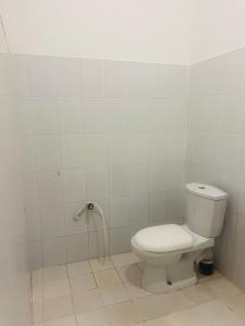アルガムベイにあるMoxy Bay Arugambayの白いバスルーム(トイレ、シャワー付)