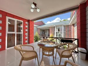 Raduga West 'Emerald' Cottage tesisinde bir balkon veya teras