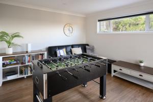 コールズ・ベイにあるAmbience, a stunning holiday retreat!のリビングルーム(大きなテーブルサッカー付)