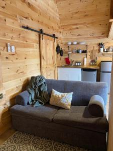 ein Sofa in einem Zimmer mit Küche in der Unterkunft Hillside Haven 1 Bedroom with Hot Tub in Sussex