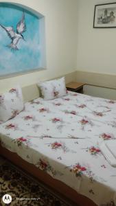 Un dormitorio con una cama con flores. en Casa de vacanta Puiu en Sulina