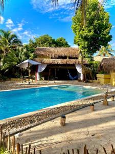 un complejo con piscina y cabaña en Lujosa Mansión Tipo Bali, en Melgar
