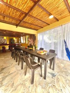 a large dining room with a long table and chairs at Lujosa Mansión Tipo Bali in Melgar