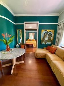 - un salon avec un canapé et une table dans l'établissement Babinda Quarters, à Babinda
