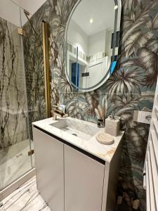 un baño con lavabo y espejo en Gmaison, en Milán