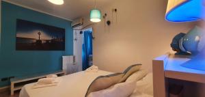 una camera con un letto e una parete blu di Madò Apartments Egnazia a Bari