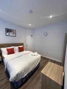 1 dormitorio con 2 camas y mesa en Spencer Bridge House by AFL en Northampton