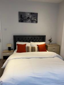 Una cama o camas en una habitación de Spencer Bridge House by AFL