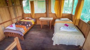 Postel nebo postele na pokoji v ubytování amazon jaguar lodge