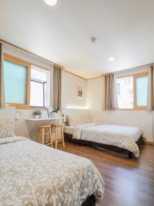 1 dormitorio con 2 camas y lavamanos. en Studio41, en Seúl