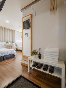 1 dormitorio con espejo, cama y mesa en Studio41, en Seúl