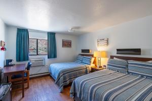 Rúm í herbergi á Silver Sage Inn Moab