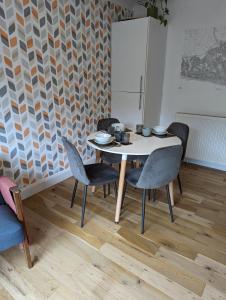 uma sala de jantar com uma mesa branca e cadeiras em South Downs View em Brighton & Hove