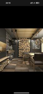 Taūtürgen的住宿－Комплекс Тимур，一间带桌椅和壁炉的用餐室