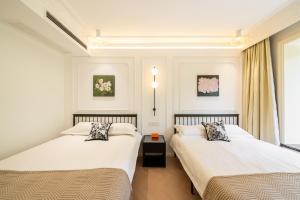 a bedroom with two beds and a window at Shanghai YD B&B - Yu Garden Bund Store, 400m near Yu Garden subway in Shanghai