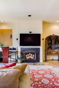 sala de estar con sofá y chimenea con TV en Two Bedroom, Two Newly Renovated Bathrooms, Deck en San Francisco