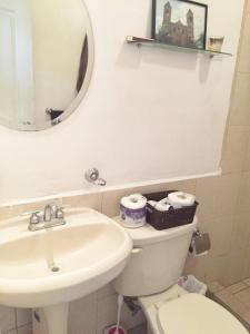 Ένα μπάνιο στο Casa Sol Nice & warm 1BR apartment in historic center +22 φωτογραφίες