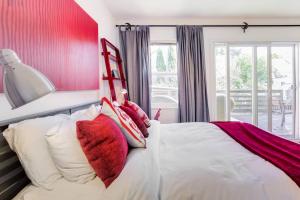 a bedroom with a bed with red and white pillows at Two Bedroom, Two Newly Renovated Bathrooms, Deck in San Francisco