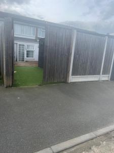 una cerca frente a una casa en Room in Essex en Pitsea