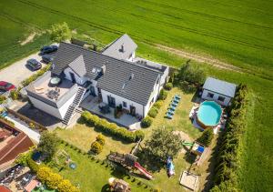 Bazén v ubytování Apartamenty Tęczowe nebo v jeho okolí