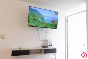 una TV a schermo piatto appesa a un muro in una camera di Departamento con vista de Lima a Lima