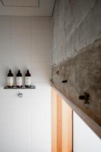 due bottiglie di vino sedute su una mensola in bagno di Inner-city sanctuary with off-street parking a Hobart Altre 58 foto