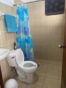 La salle de bains est pourvue de toilettes et d'un rideau de douche. dans l'établissement Kochian: Lugar donde se sueña, à Zoquiapan