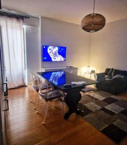 a living room with a glass table with a laptop on it at CasaNostra11 centro città e mare wifi 2 camere in Trapani