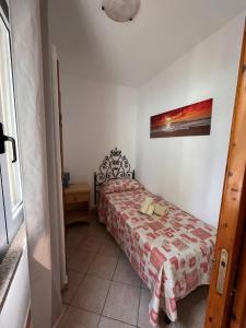 1 dormitorio pequeño con 1 cama en una habitación en casa donatella, en Cala Liberotto